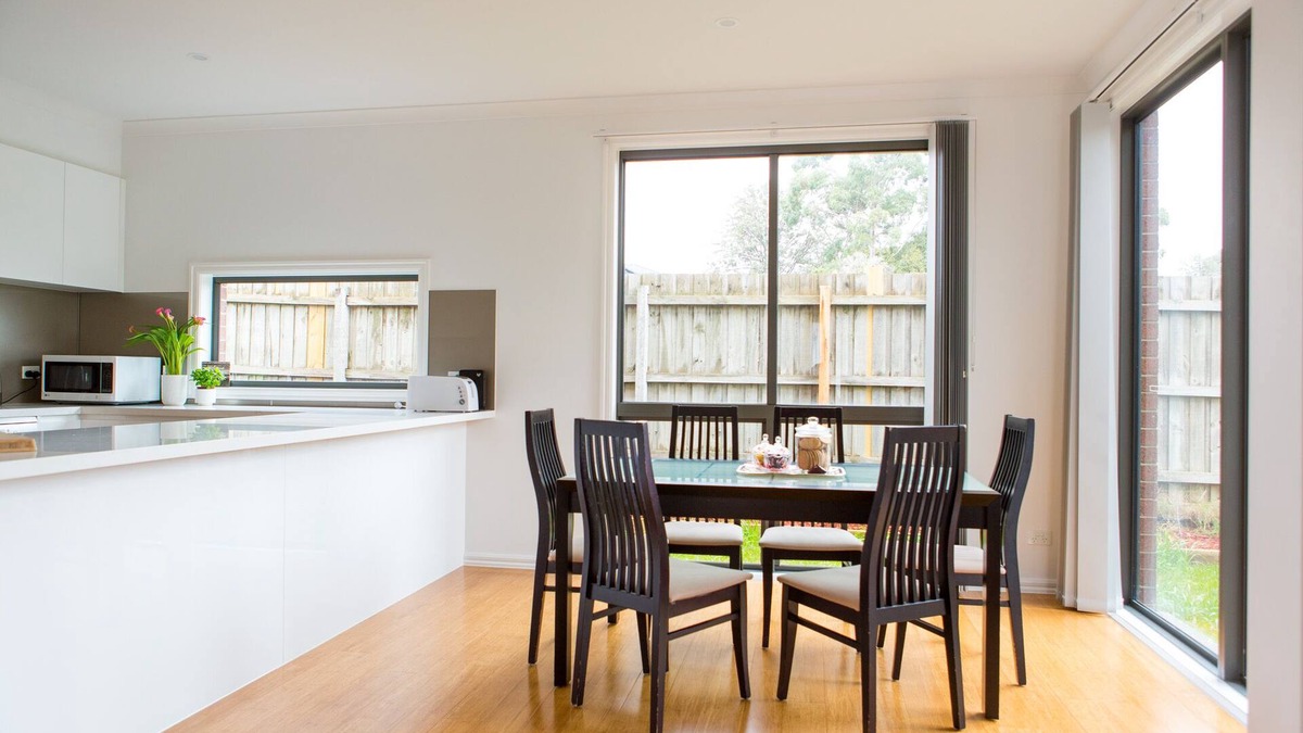 Forest Hill House | 5 Bedroom | 3 Bathroom Holiday Home near Glen Waverley with WIFI and NETFLIX