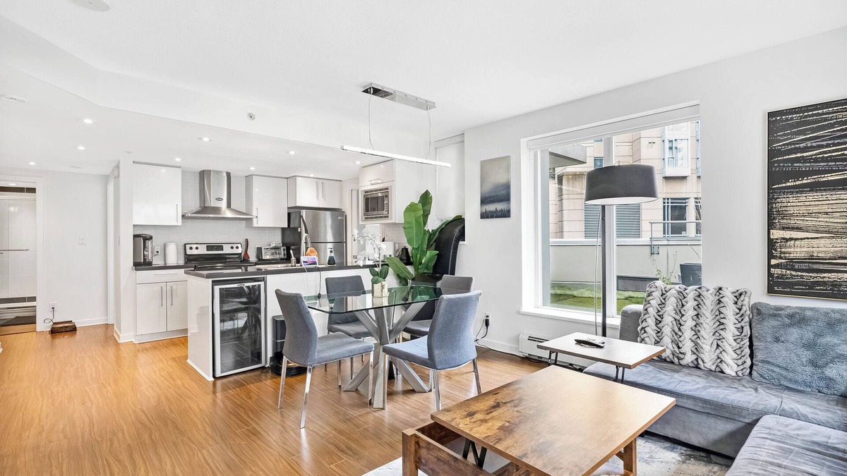 Gastown House | 5 Bedroom 3 level Townhome, Private Rooftop Beautiful Garden/Courtyard View