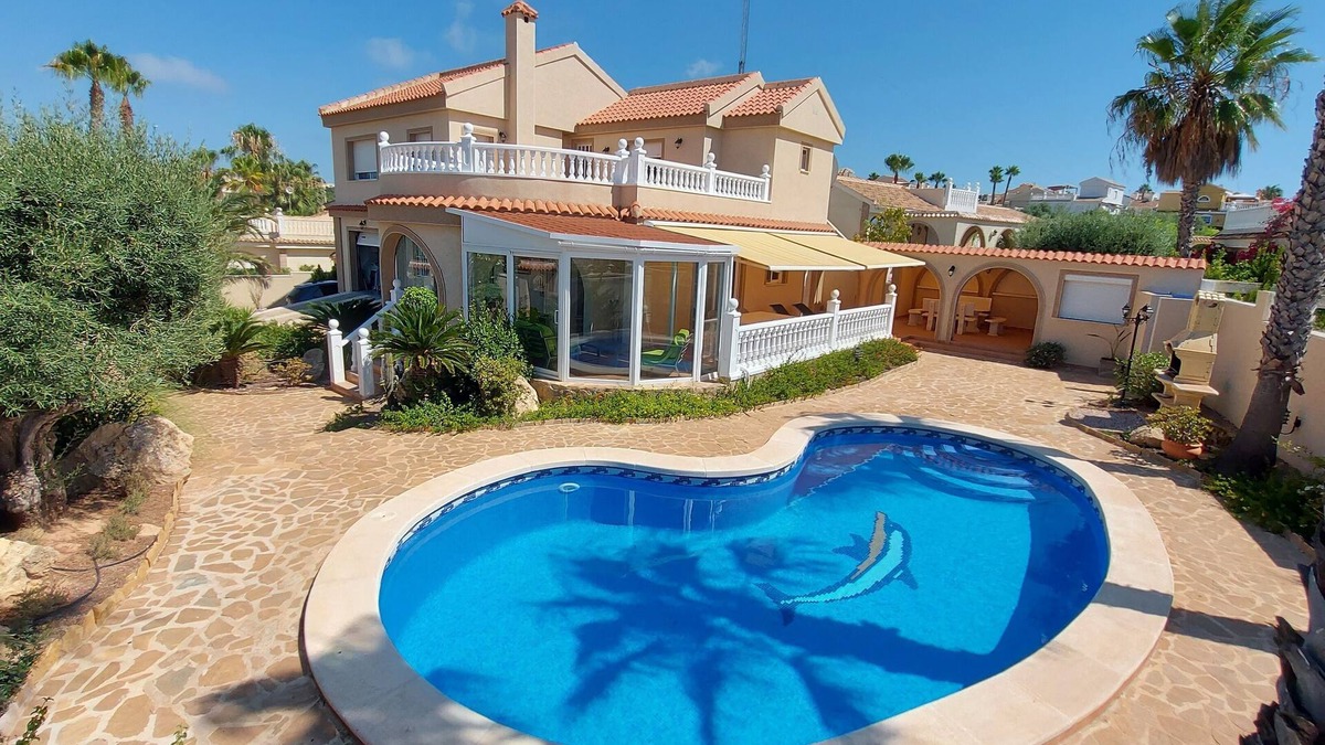 Puerto Marino Villa | 5 bedroom, 5 bathroom villa with private pool and bar in Gran Alacant.