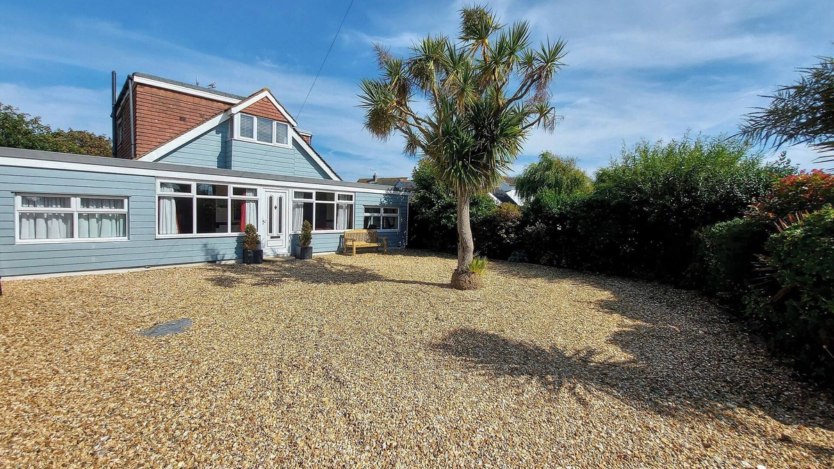 Middleton-on-Sea Cottage | 5 bedroom accommodation in Elmer, near Bognor Regis