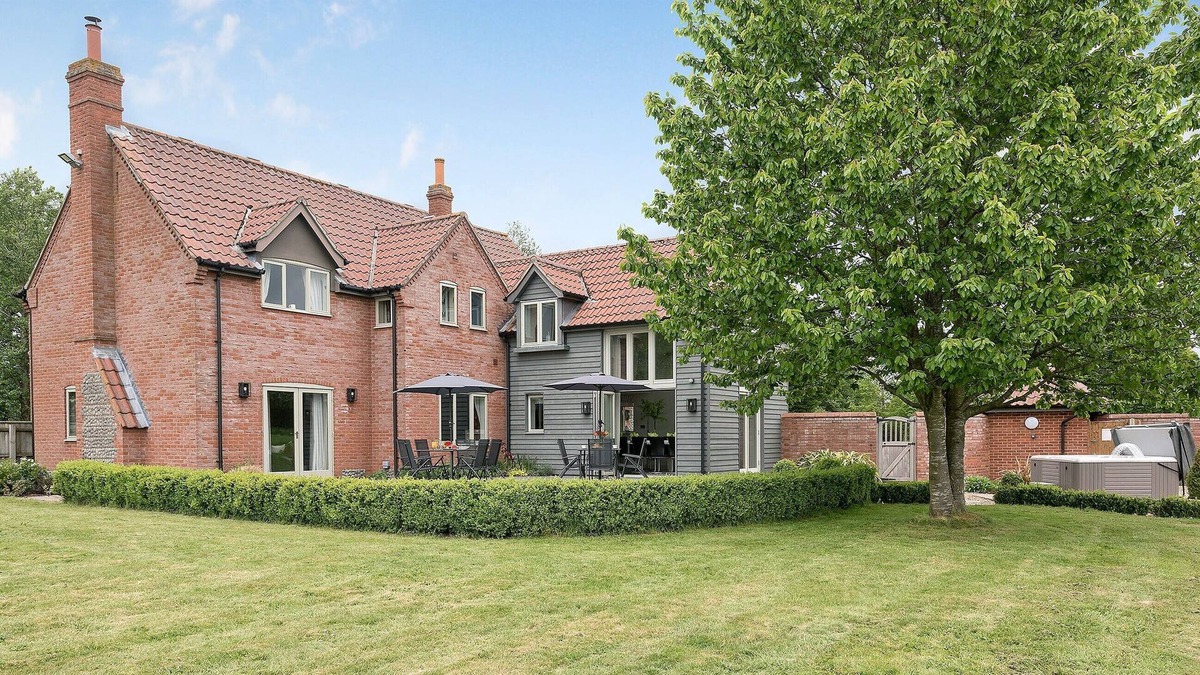 Attleborough Cottage | 5 bedroom accommodation in Caston, near Attleborough