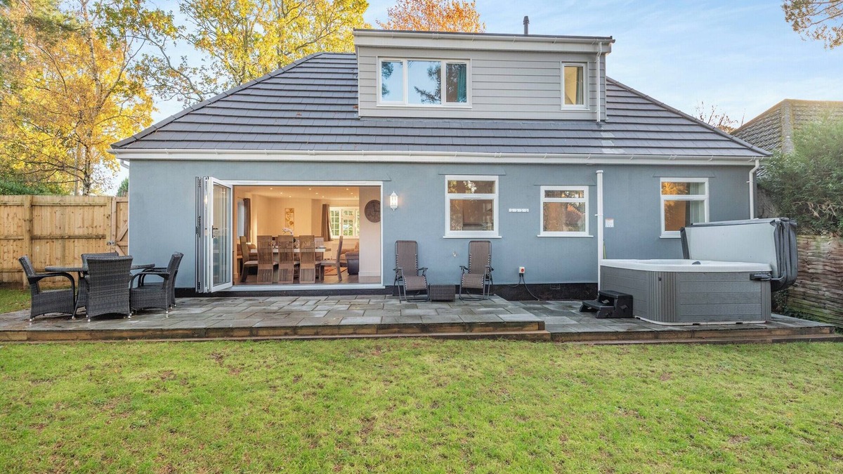Ferndown Cottage | 5 bedroom accommodation in Bournemouth