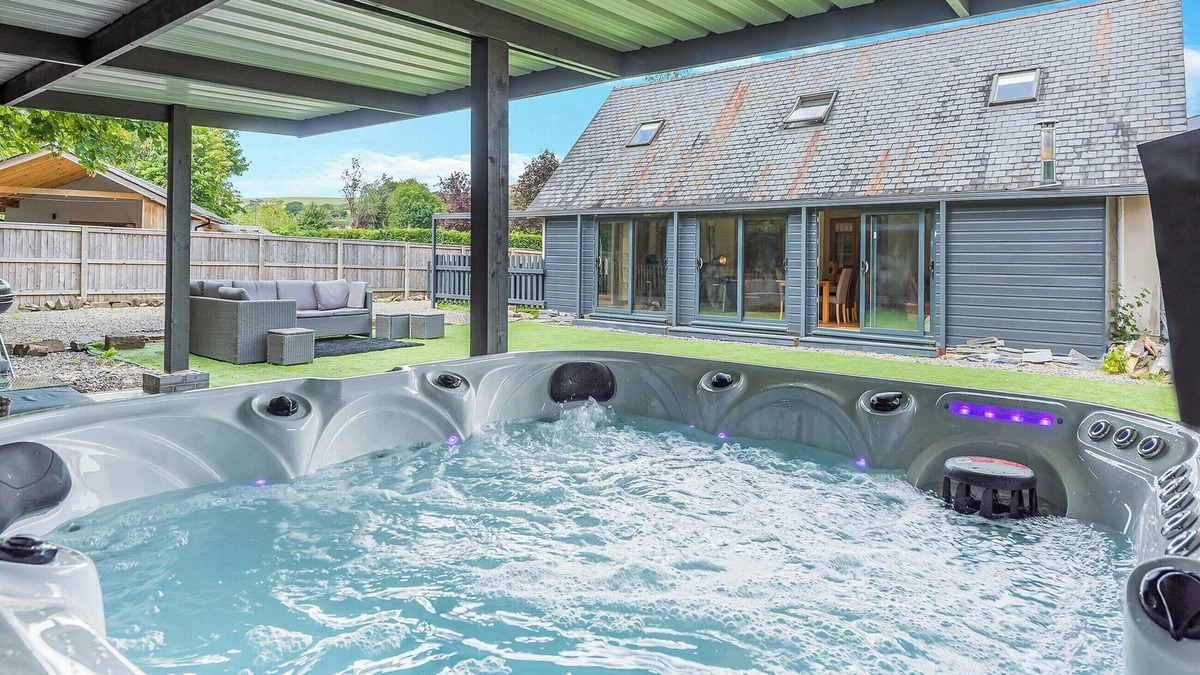 Ammanford Cottage | 5 bedroom accommodation in Garnant, near Ammanford