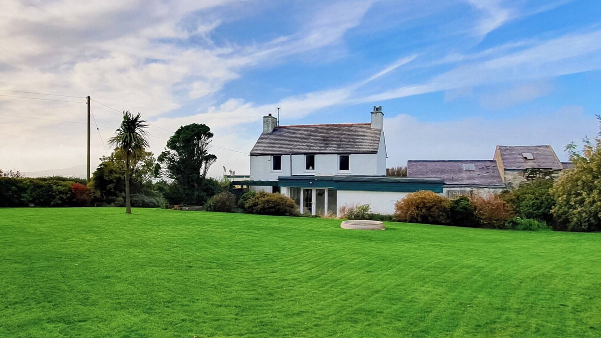 Llanfaethlu Cottage | 5 bedroom accommodation in Llanfaethlu, Anglesey