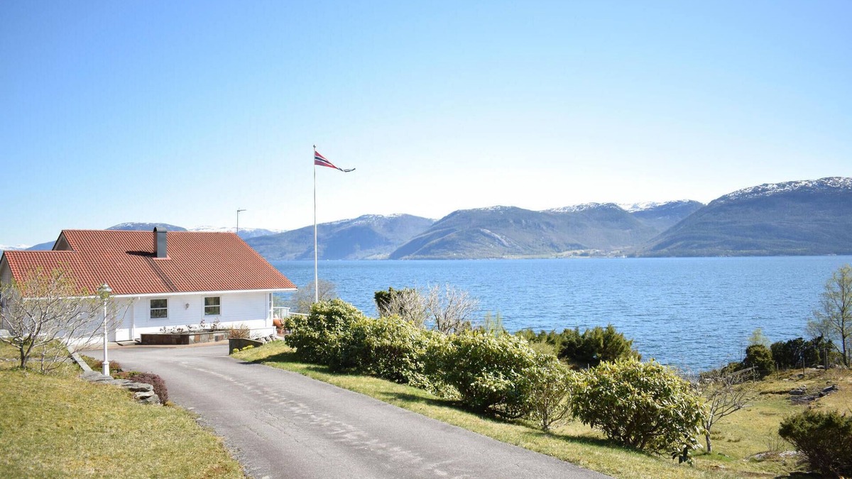 Brekke House | 5 bedroom beach front home in Lavik