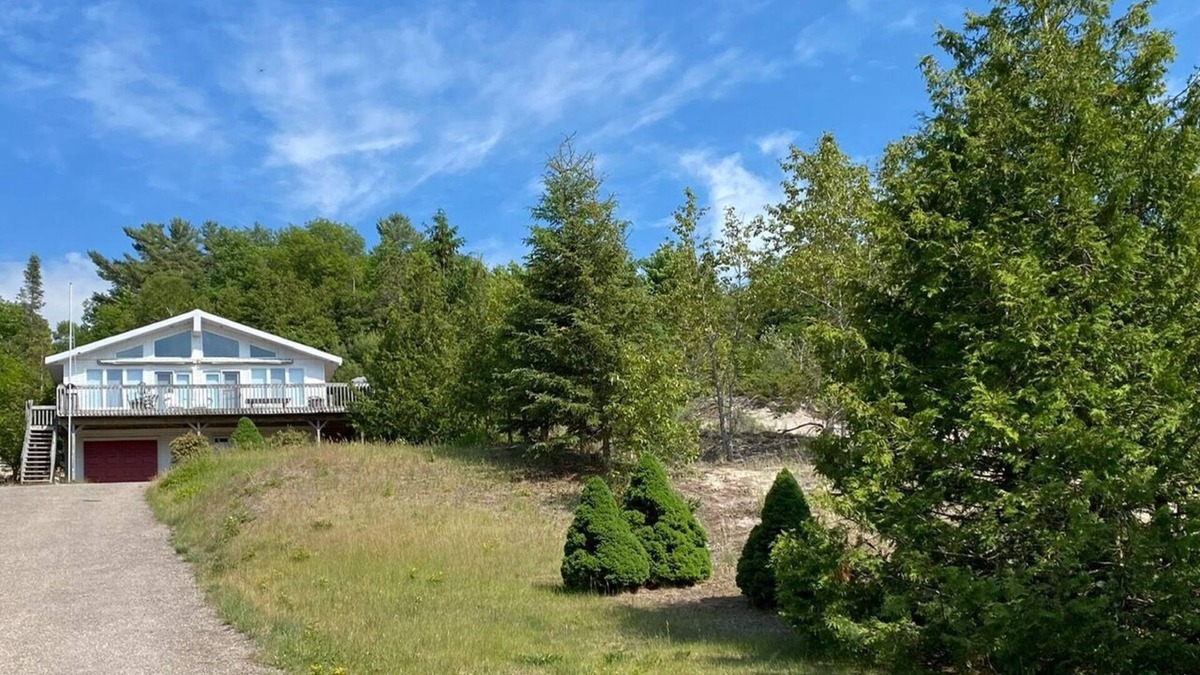 Wymbolwood Beach House | 5 Bedroom Cottage for Rent in Wasaga Beach