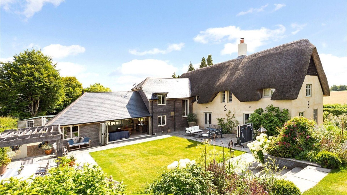 Weyhill House | 5 bedroom country house surrounded by rolling countryside with outstanding views