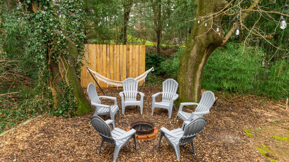 Ephrata House | 5-bedroom Cozy Backyard with Firepit, 5 min to Cloister & Ephrata Hospital