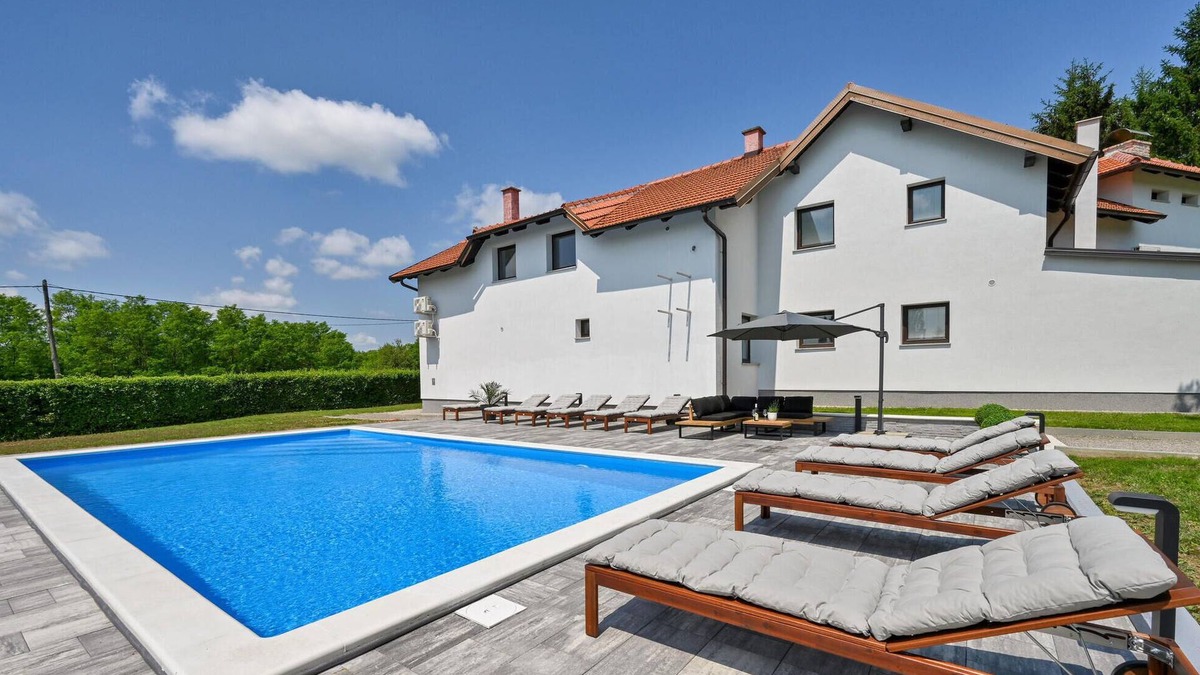 Lasinja House | 5 bedroom cozy home in Desni Stefanki