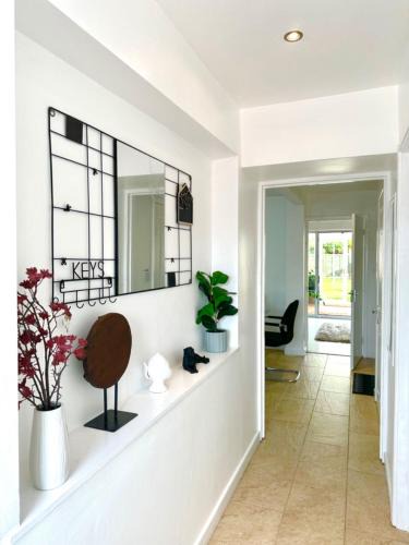 Bicester House | 5 bedroom detached house sleeps 13 spacious Parking 5 mins driving to Bicester Village