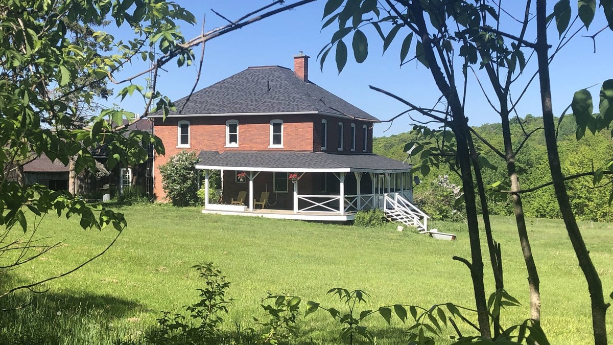 Muskoka Lakes Cottage | 5-Bedroom Farmhouse Estate in Muskoka