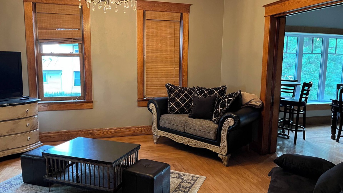 Eastman House | 5-bedroom farmhouse on 10acres
