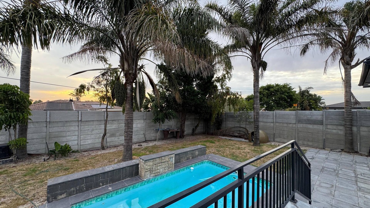 Trawal House | 5-bedroom Home in Cape Town near Haazendal Wine Estate