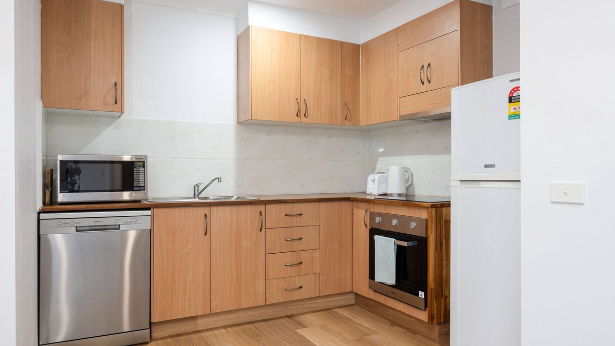 Revesby House | 5 Bedroom Home in Revesby-Sleeps 12