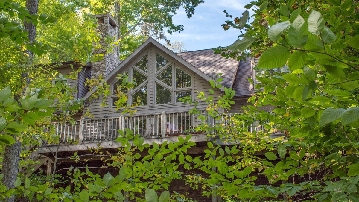 McHenry House | 5 Bedroom Home, located on private cove, close proximity to ski resort and parks