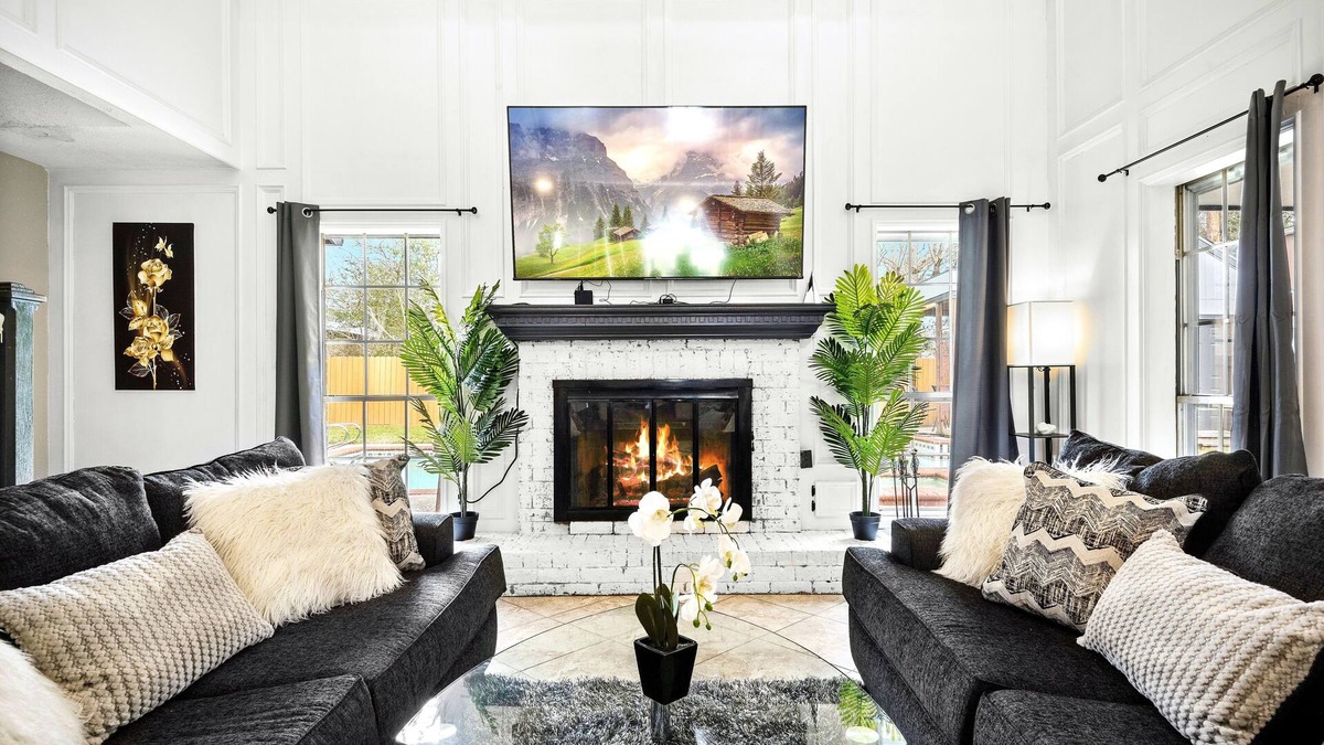 Pearland House | 5 Bedroom Home With A Private Pool & Spa.