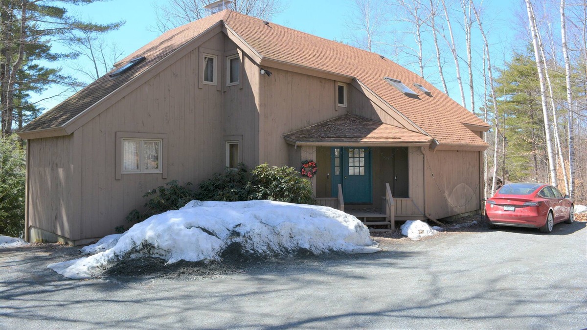 Grantham House | 5 bedroom Home with Pond Frontage on Anderson Pond