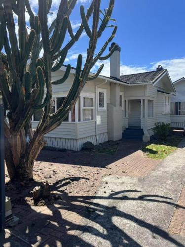 Mount Eden House | 5 Bedroom House A with 13 Beds including 6 Double Beds, 2 Single Beds, and 5 Sofa Beds