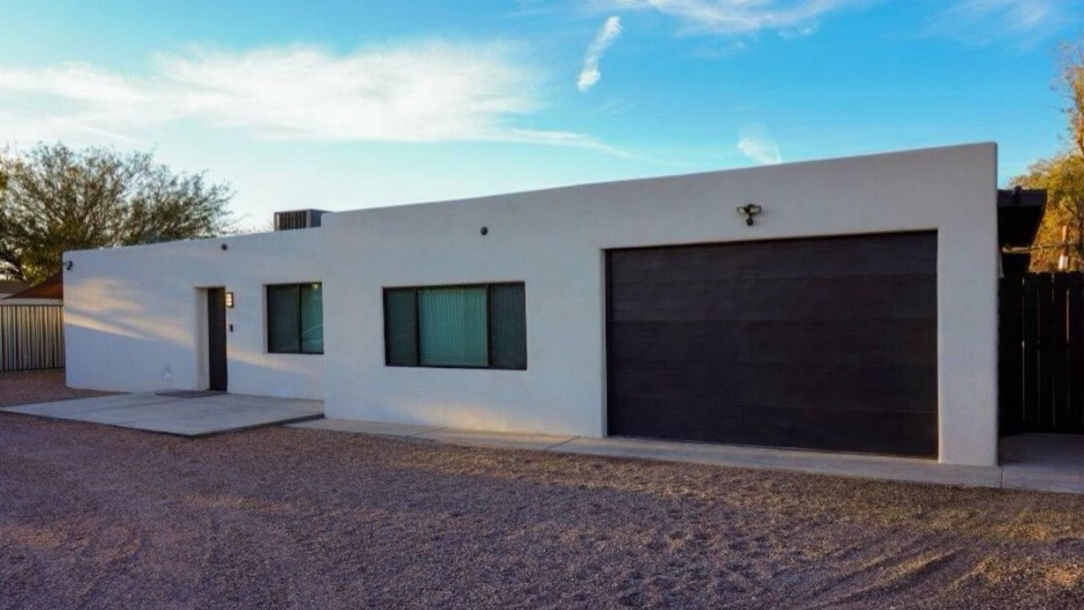Grant - Glenn House | 5 Bedroom House, Backyard Sand Volleyball Court, Horseshoe Pit Close 2 UofA