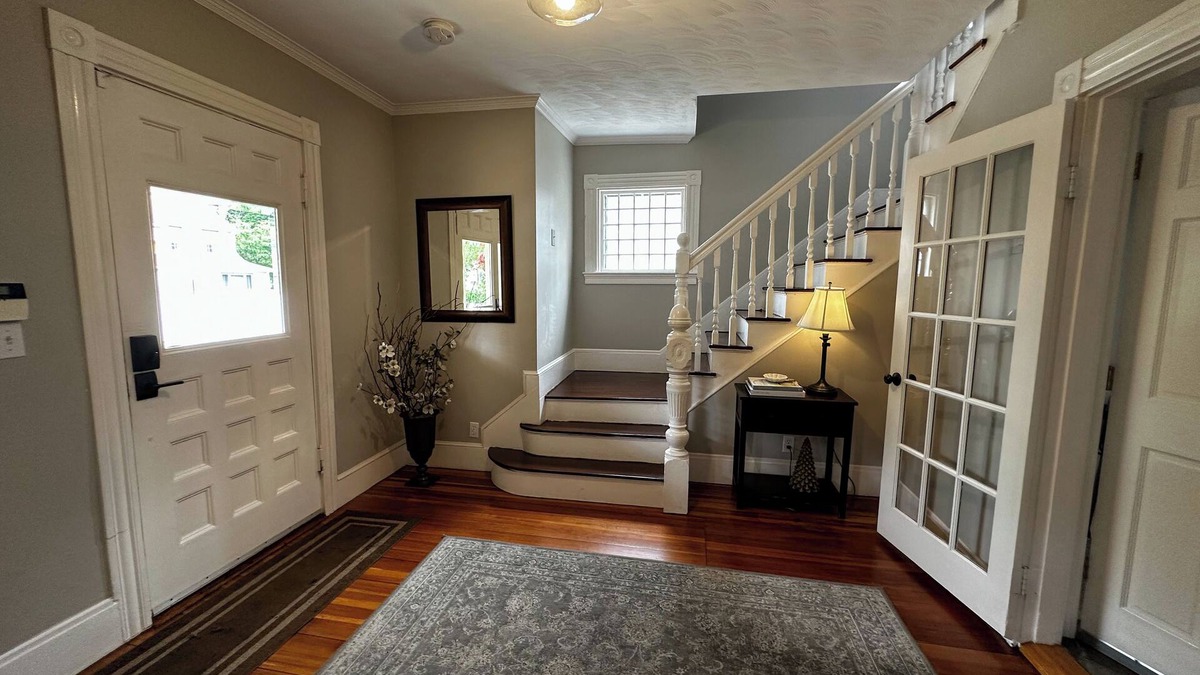 Melrose House | 5-bedroom house. Close to airport, bus & train. 10 min from Boston. Sleeps 10.