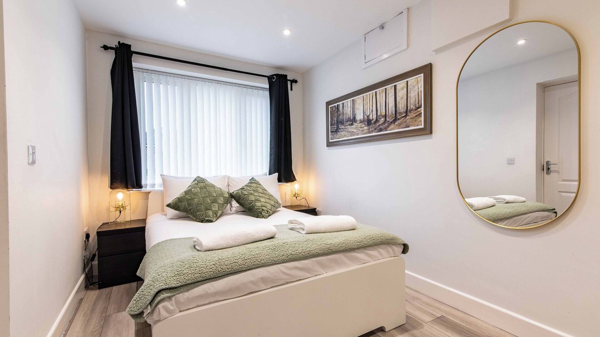 Giltbrook House | 5-Bedroom House in Central Nottingham – Sleeps 9