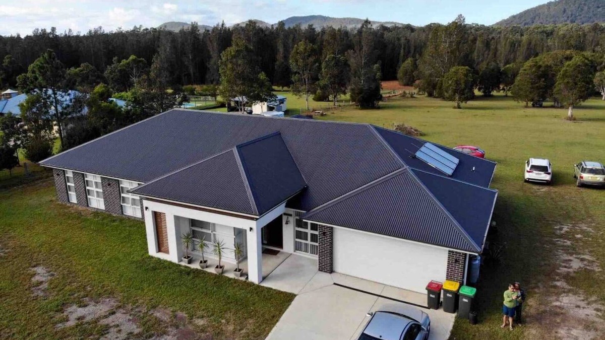 Coolongolook House | 5 bedroom house with access to a river lots of space