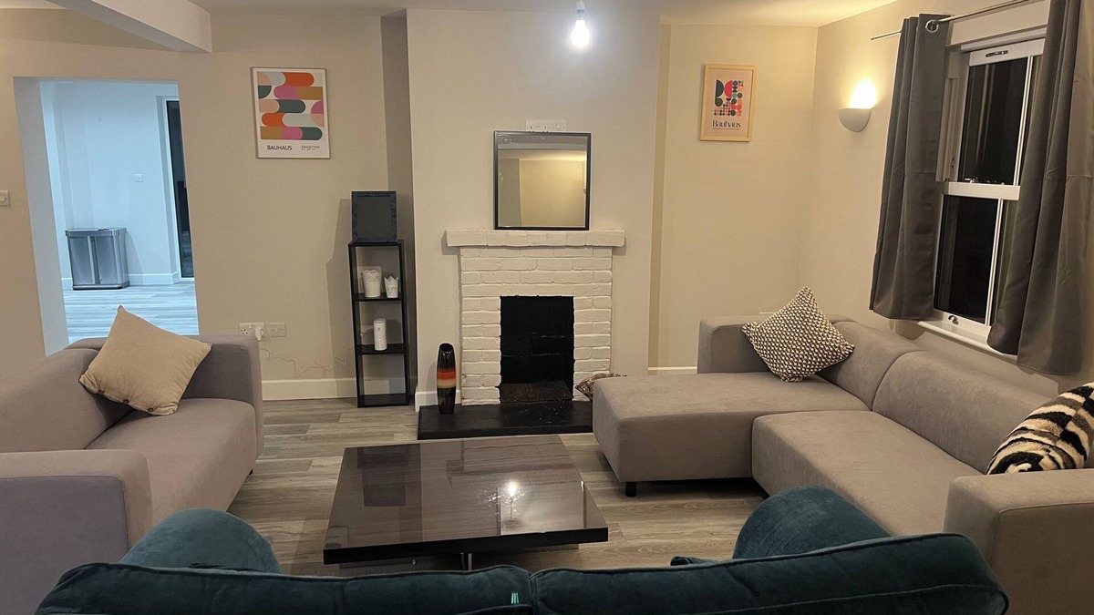 Little Kimble House | 5 Bedroom house with plenty of space. Perfect for families and contractor stays!