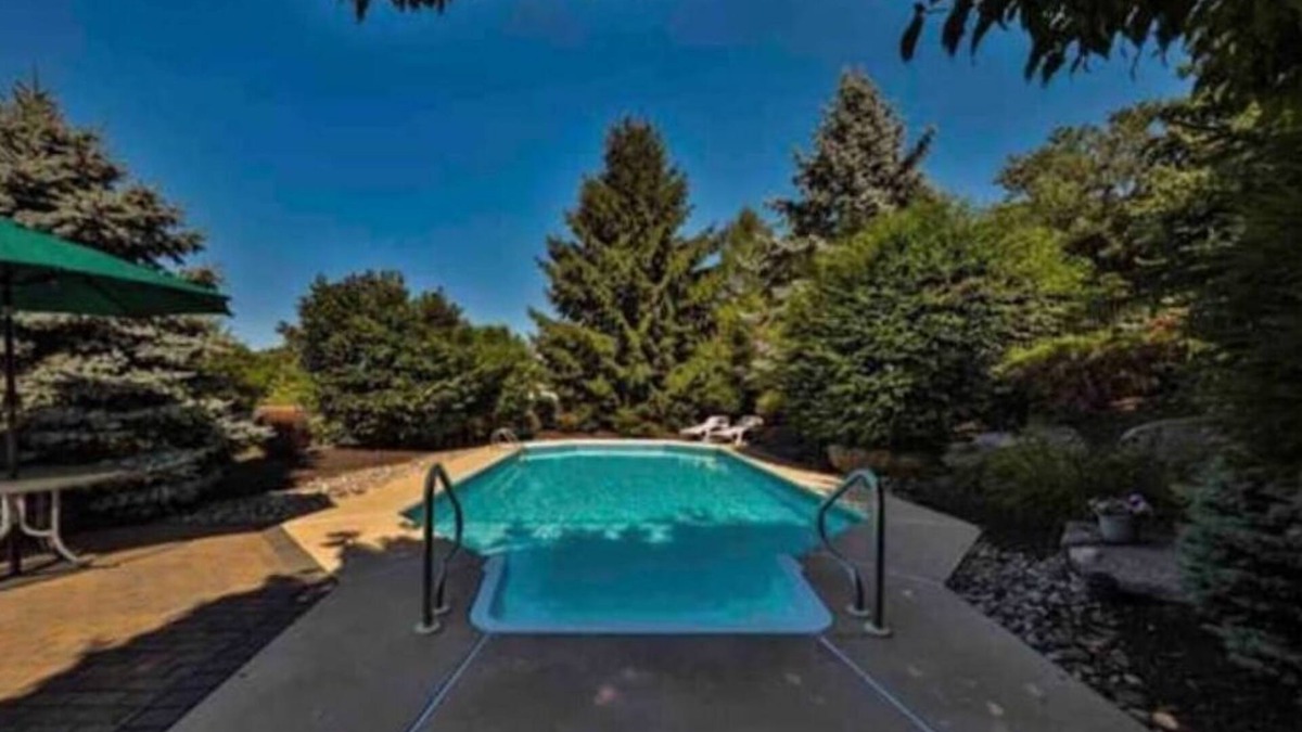 Zionhill House | 5 bedroom house with HEATED pool and game room