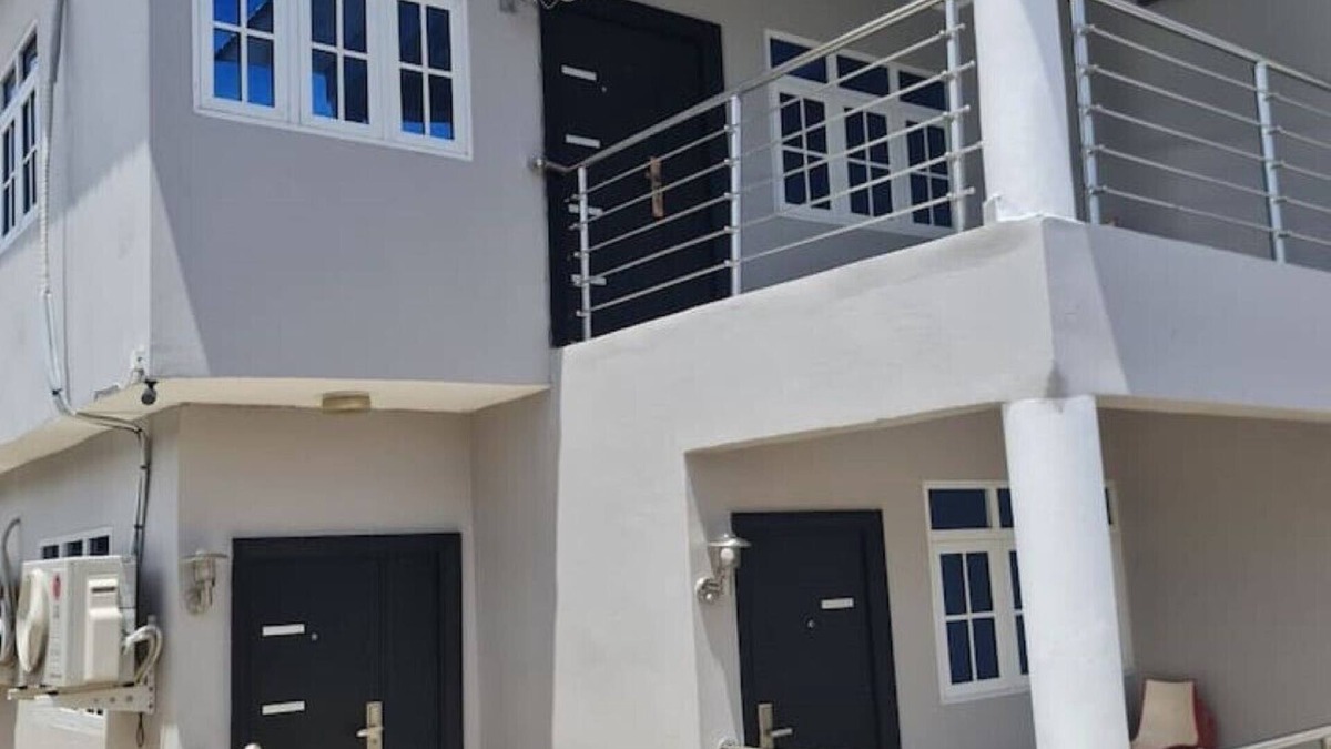 Freetown Apartment | 5 Bedroom immaculate house in Freetown very close to all popular beaches .