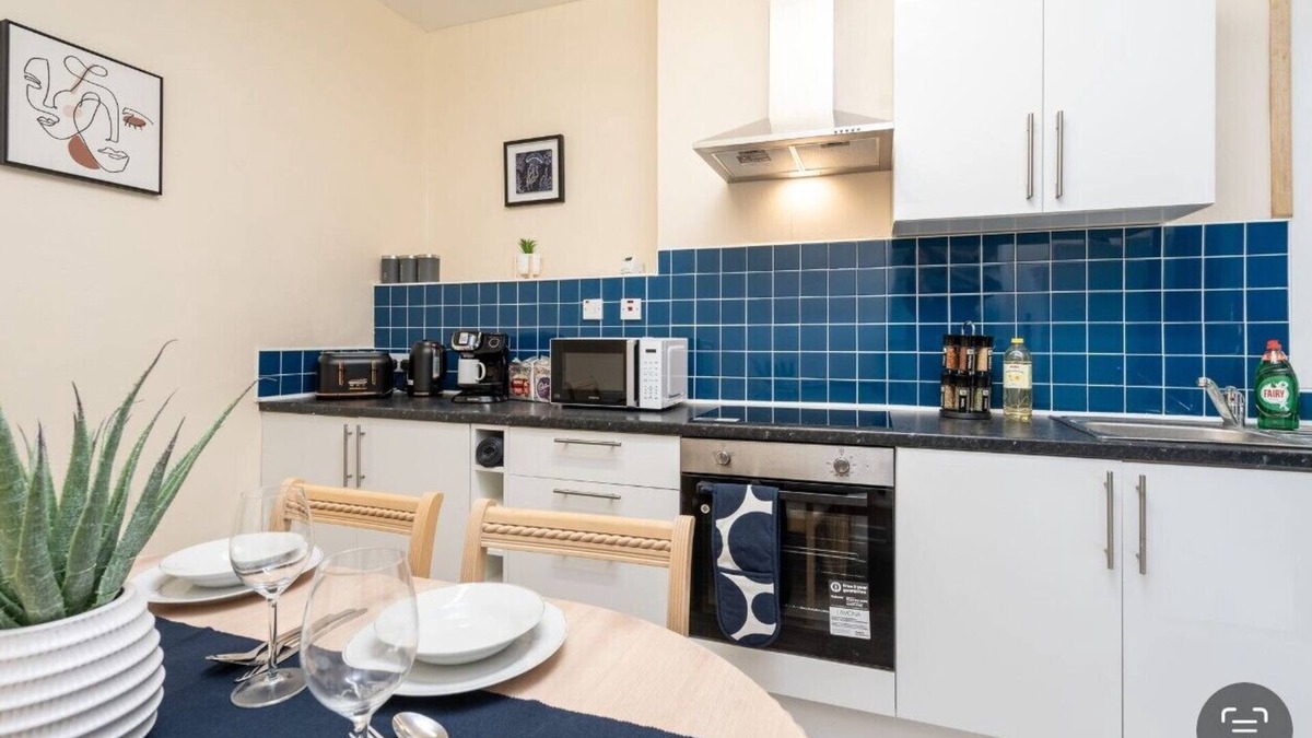 Birkenhead House | 5 Bedroom in-Birkenhead Wirral-Free Parking-Free Internet and work place