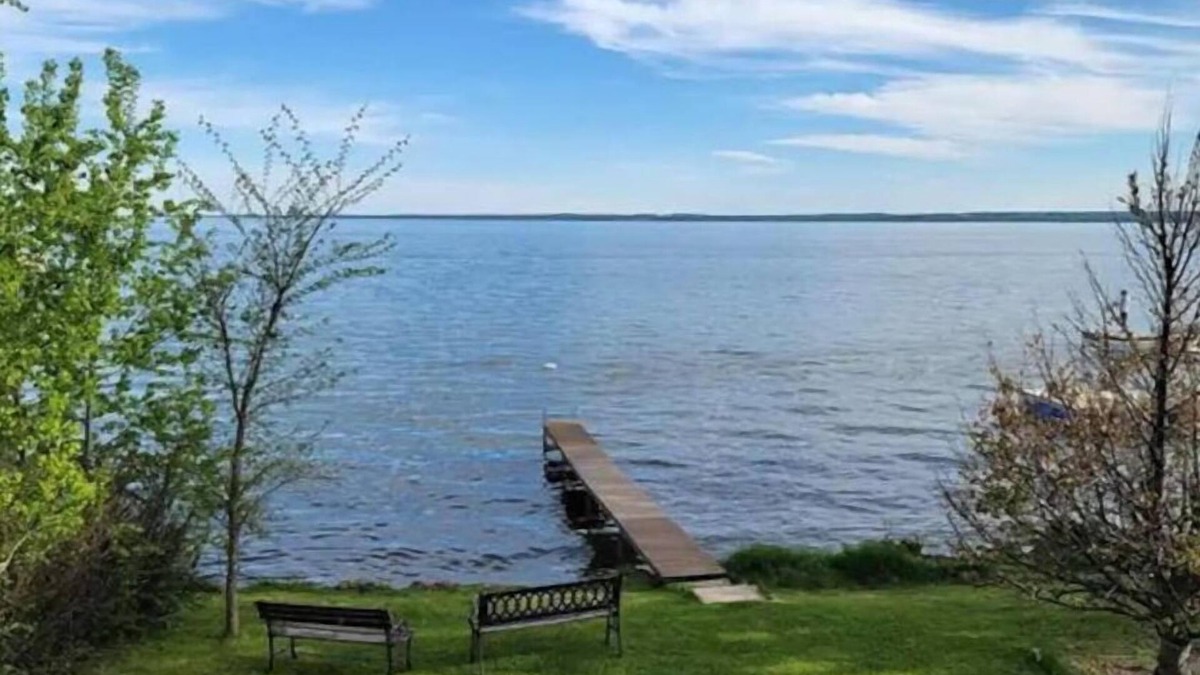 Division No. 11 House | 5 bedroom lakefront cabin at Pigeon Lake just 1 hour from Edmonton