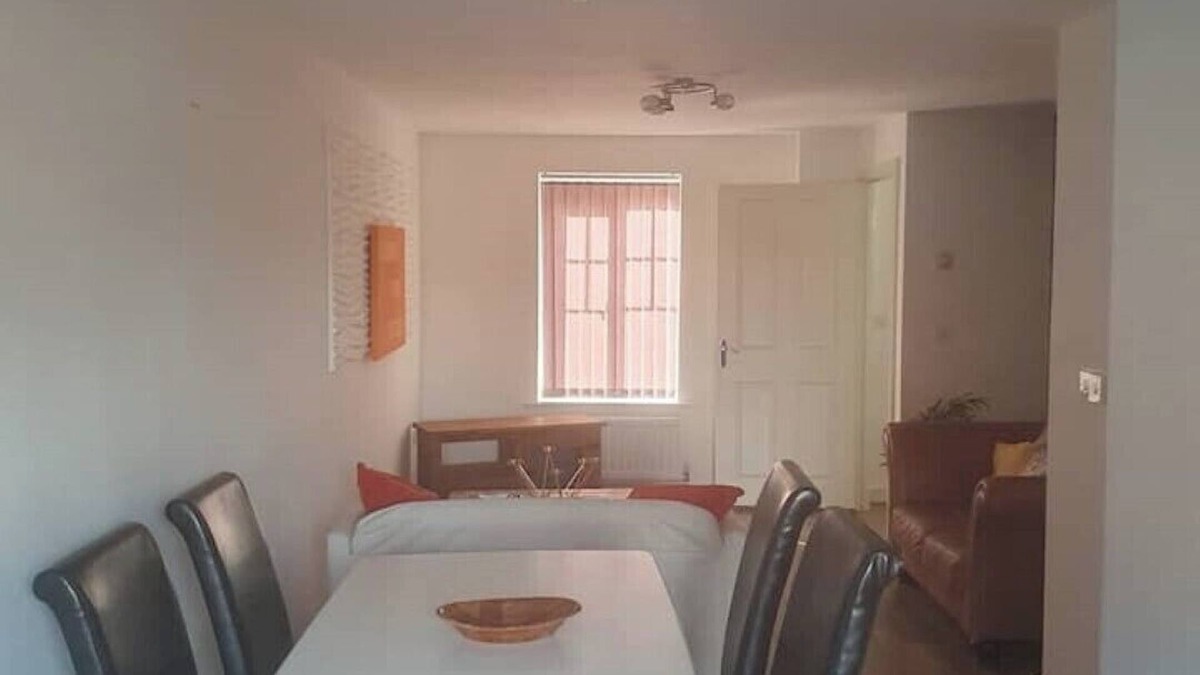 Rugby House | 5 bedroom large home with Parking in Rugby