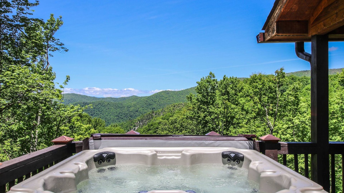 Maggie Valley House | 5 bedroom Luxury Cabin in Mountains of Maggie Valley, NC Hot tub and pool table.