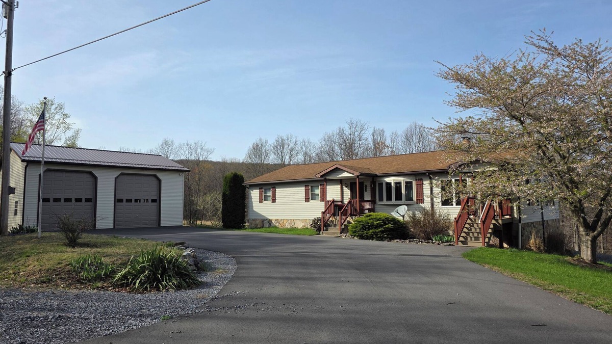 Calvin House | 5-bedroom Mountain Home with AC & Hot Tub on 80 acres close to Raystown Resort.