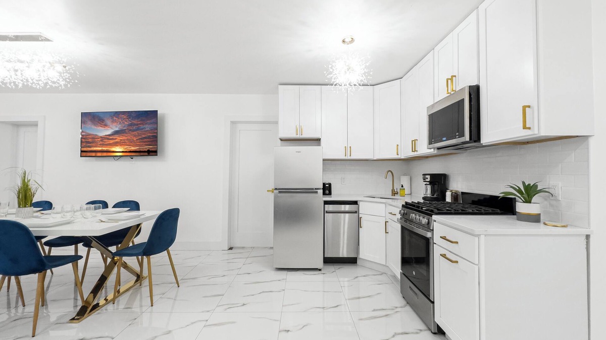 East Flatbush House | 5 Bedroom, no steps, Huge outdoor space, by train!