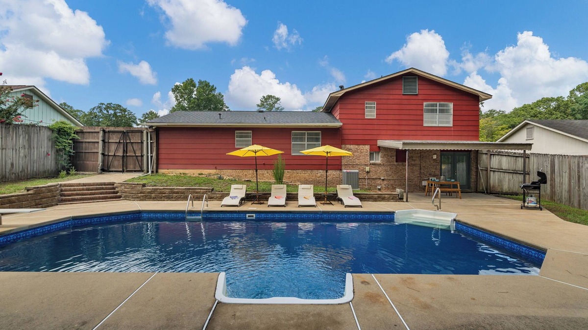Fortson House | 5 Bedroom Paradise Escape with Huge Pool, BBQ, Arcade and Playsetnn