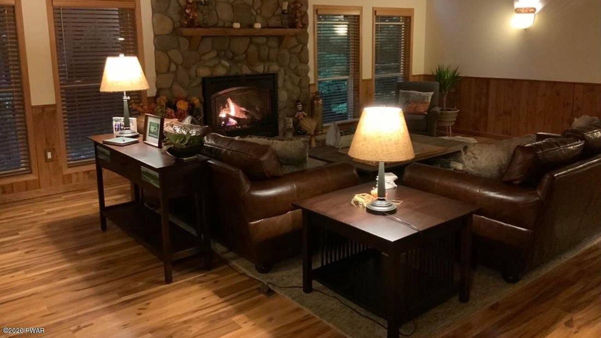White Mills House | 5 bedroom Pocono paradise - blocks from lake Wallenpaupack
