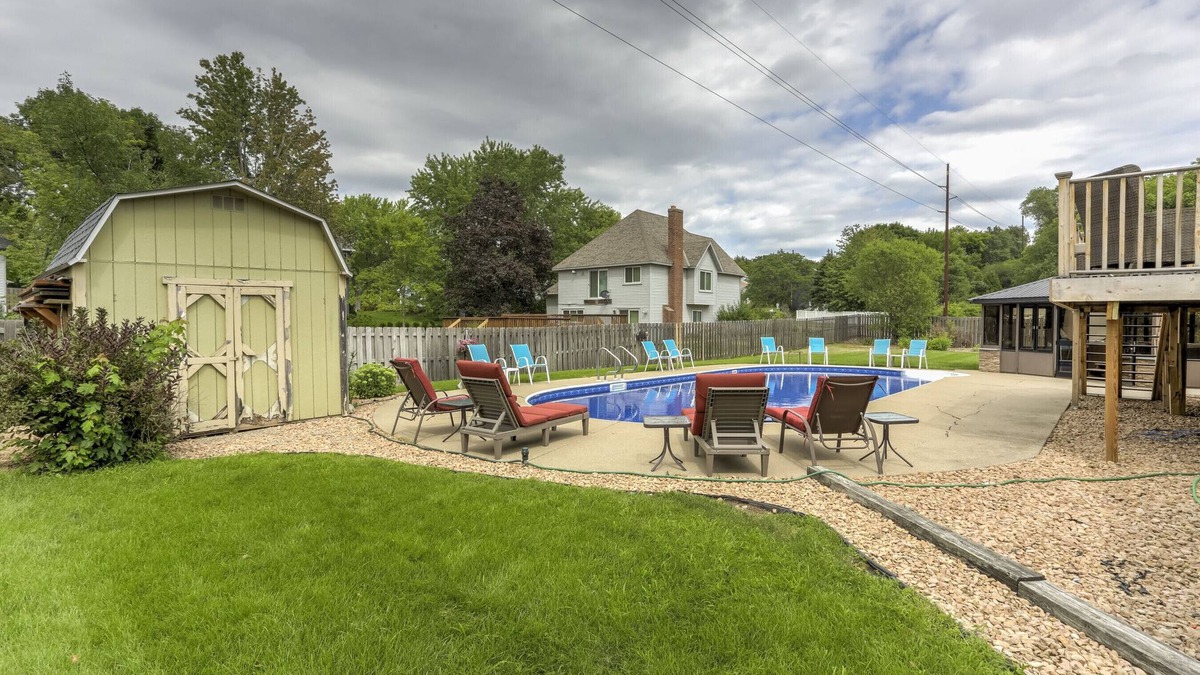 Burnsville House | 5- Bedroom Private Home- Quiet Neighborhood- Pet Friendly