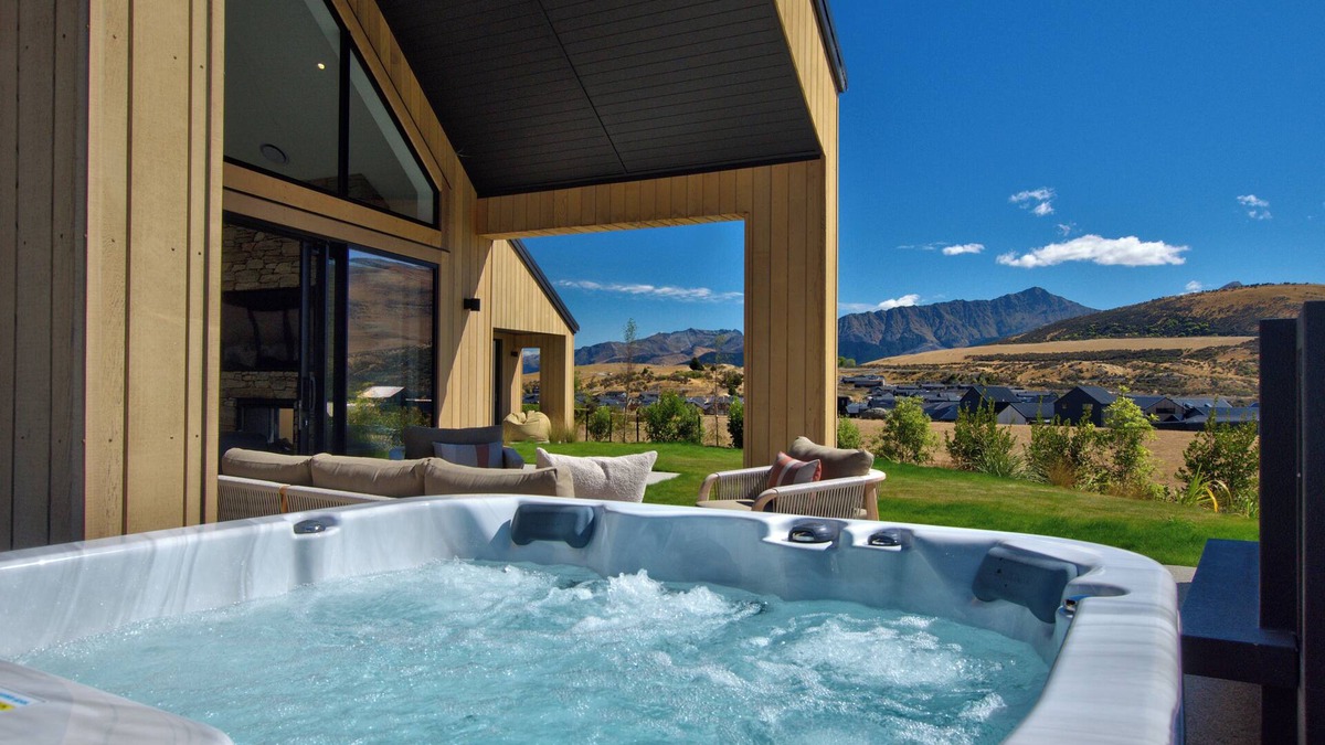 Kawarau Falls House | 5 Bedroom property with spa and putting green perfect for families