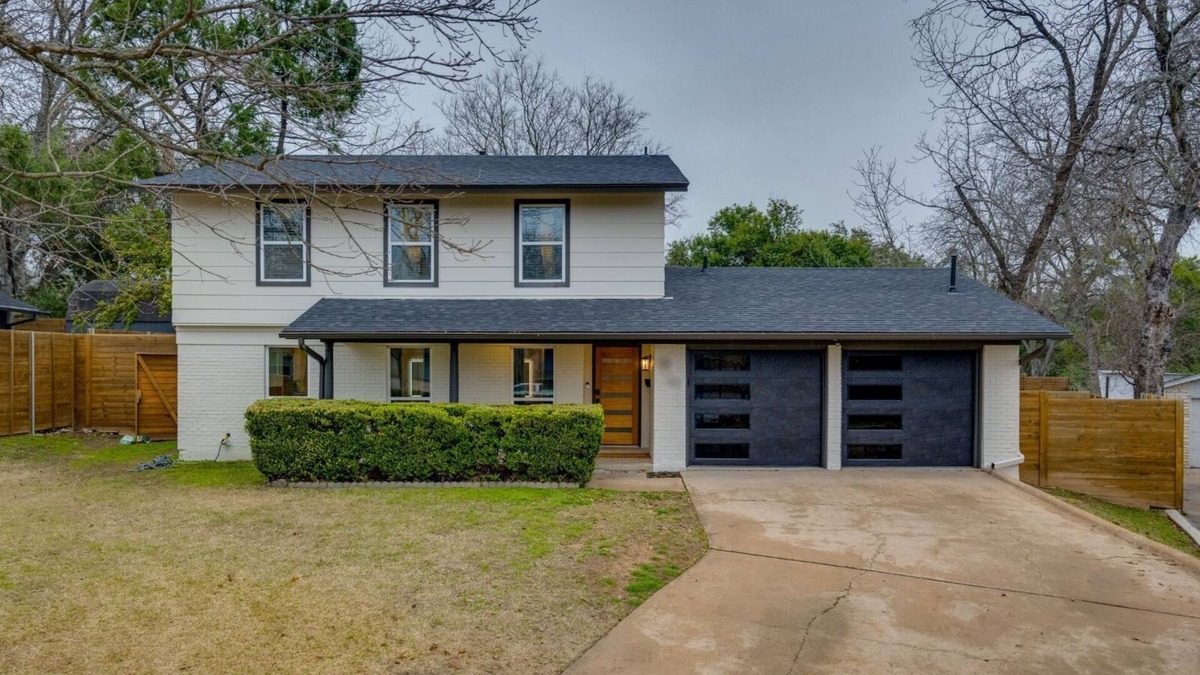 Berkley Square - Headway House | 5-Bedroom Retreat with Cowboy Pool, Sauna and More – 10 Min to Downtown Austin