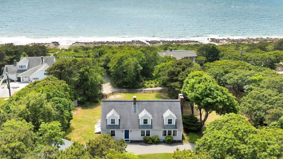 Cataumet House | 5-Bedroom Scraggy Neck Retreat for Dogs