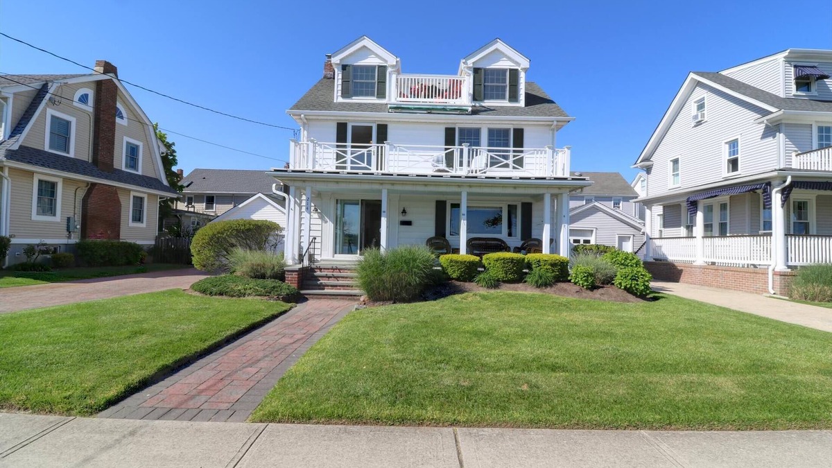 Spring Lake House | 5-bedroom vacation home just 2.5 blocks to the beach
