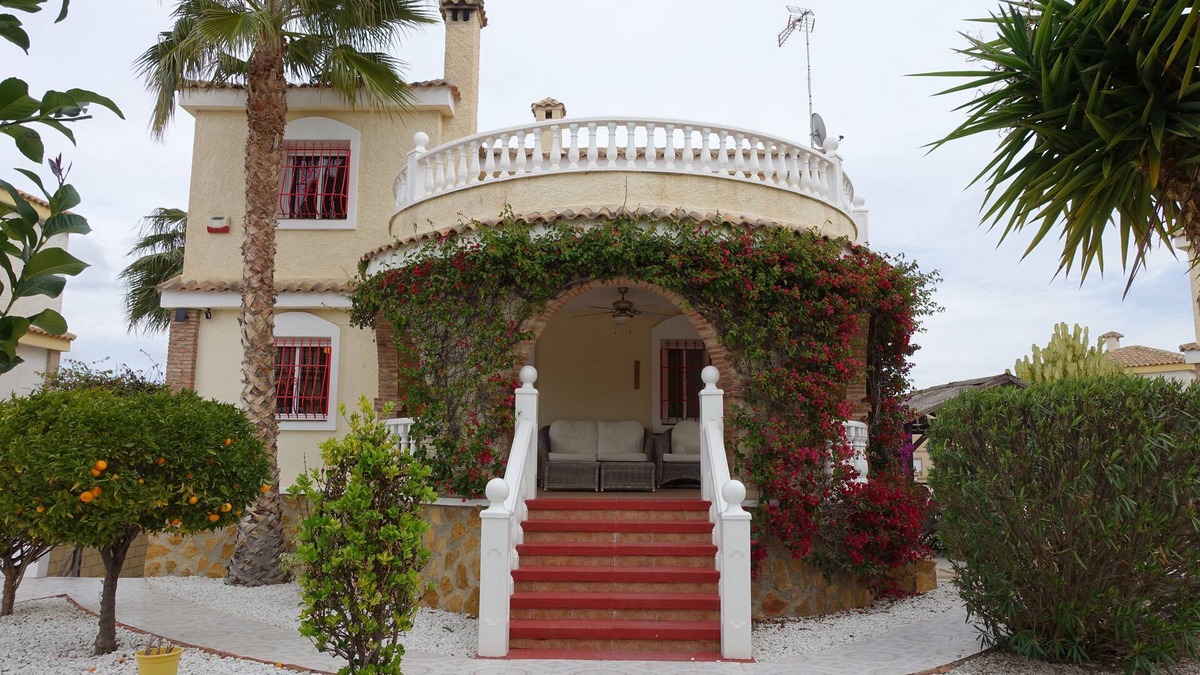 Monforte del Cid Villa | 5 bedroom villa with private pool, large garden, TV, Wifi,