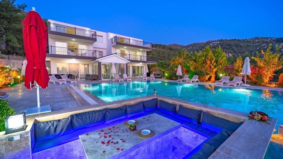 Islamlar Villa | 5 Bedroom Villa with Enormous Outdoor Pool & Indoor Pool, Ideal for Large Groups