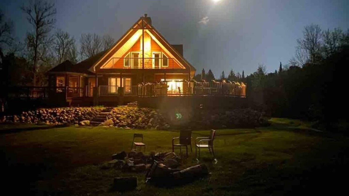 Bonfield Cottage | 5 Bedroom Waterfront Lake House