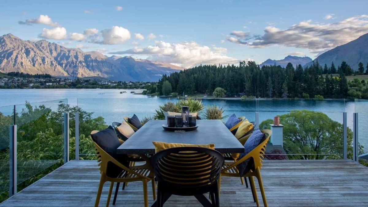 Queenstown House | 5 bedroom with views + spa + walk to town