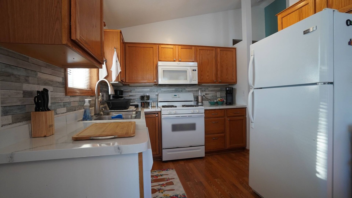 Shakopee House | 5 Bedrooms 2 Bath 2 Grg 3 King beds 2 Queen beds & a Game Room split level home