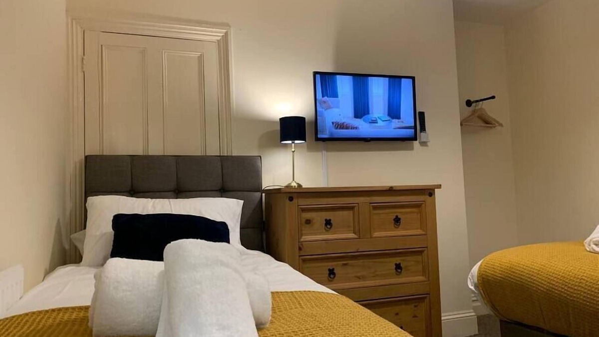 Uplands Apartment | 5 Bedrooms 4 Double rooms Smart Tv's in all rooms