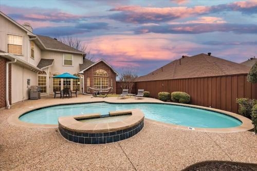 Plano House | 5 Bedrooms Backyard Oasis - Groups Welcome