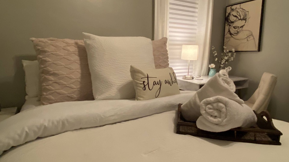 Cleveland Heights Apartment | 5 bedrooms for Large groups, 2 Apartments combined, Pet Friendly